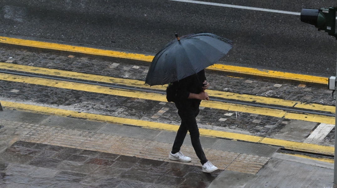 Καιρός, περαστικοι, βροχη