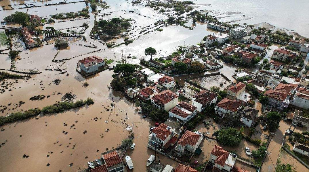 Λέσβος: Εικόνες καταστροφής από το πέρασμα της κακοκαιρίας  - «Έσπασε» ποταμός σε δύο σημεία