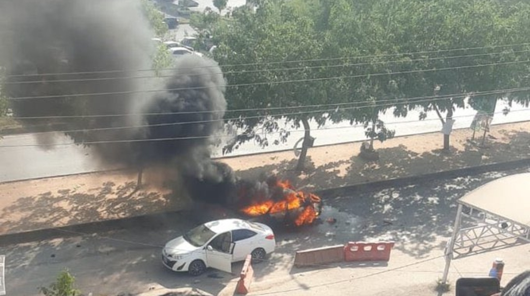 Πακιστάν, αυτοκινητο καιγεται