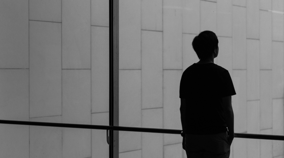 εφηβος κοιταει στο παραθυρο