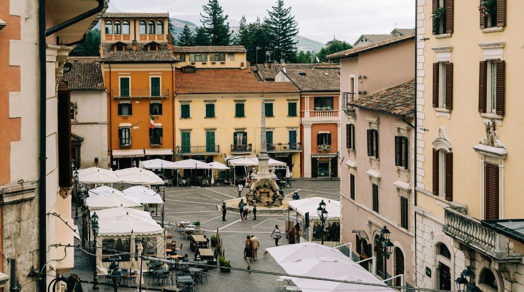 Το TikTok οδηγεί μετανάστες σε μικρή ιταλική πόλη: H απρόσμενη έκρηξη αφίξεων στη Λ’ Άκουιλα