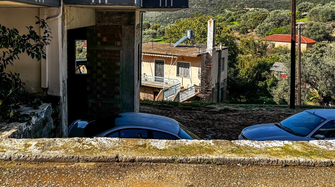 Αδιανόητη η τραγωδία στην Αχαΐα - Ο 25χρονος πήρε αγκαλιά το αγόρι, χτύπησε σε μπαλκόνι, ζαλίστηκε και έπεσαν αγκαλιά 