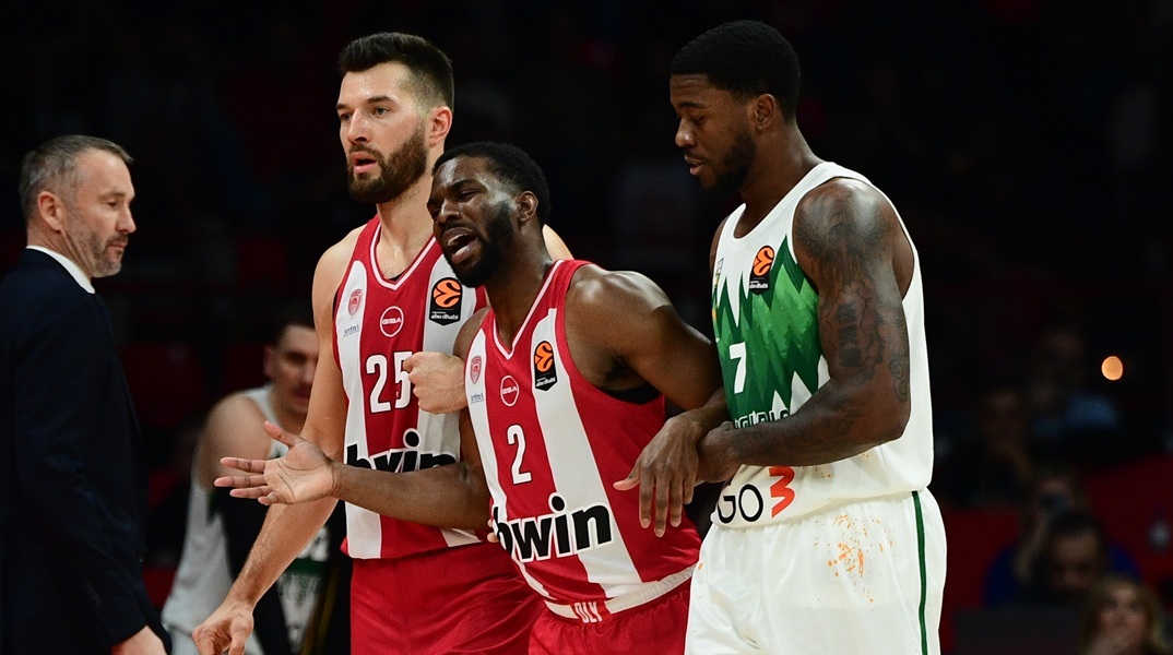 Σοκ στον Ολυμπιακό: Ο Έβανς τραυματίστηκε ξανά στην επιστροφή του μετά από 1.5 χρόνο στην Euroleague