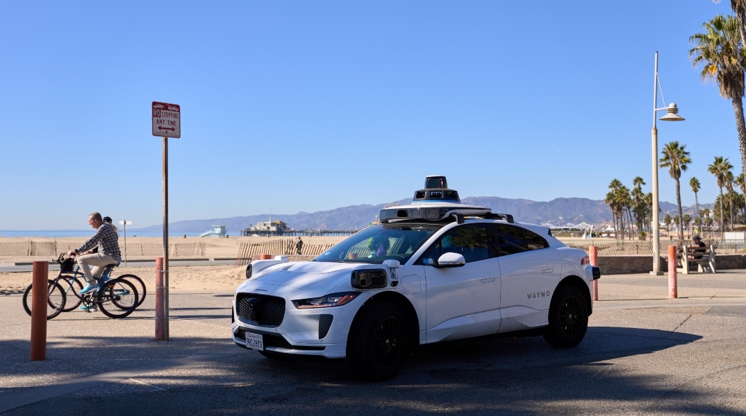Ρομποτικό ταξί της Waymo στο Λος Άντζελες