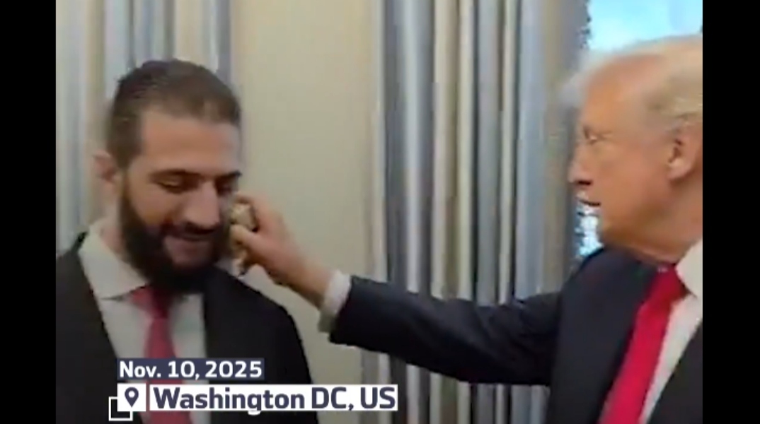 Ο Τραμπ ψεκάζει τον Αλ Σάρα με άρωμα στον Λευκό Οίκο