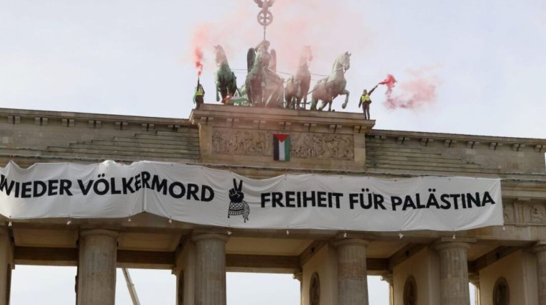 Bερολίνο: Ακτιβιστές με ανυψωτικό κρέμασαν πανό υπέρ της Παλαιστίνης στην Πύλη του Βρανδεμβούργου