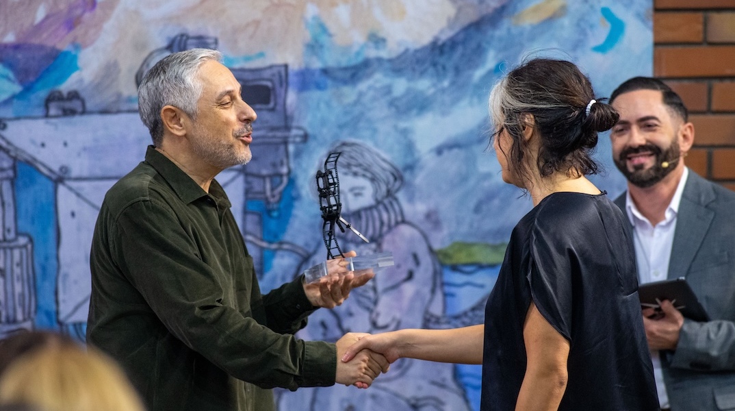 Ο Γιάννης Κατσούγκρης, Επικεφαλής Χορηγιών και Εκδηλώσεων της Αθηναϊκής Ζυθοποιίας, απονέμει το Βραβείο Κοινού Fischer Film Forward στη σκηνοθέτιδα της ταινίας Χίλια