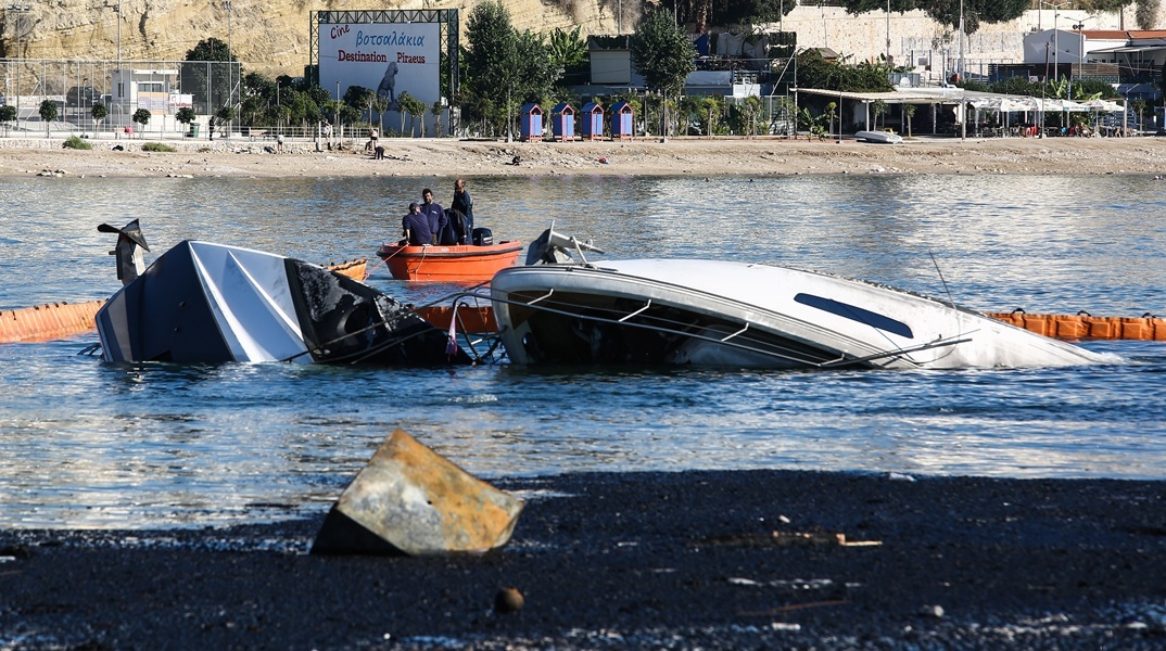 Πώς ξεκίνησε η φωτιά στη Μαρίνα Ζέας – Παραδόθηκαν στις φλόγες και βυθίστηκαν τέσσερα σκάφη