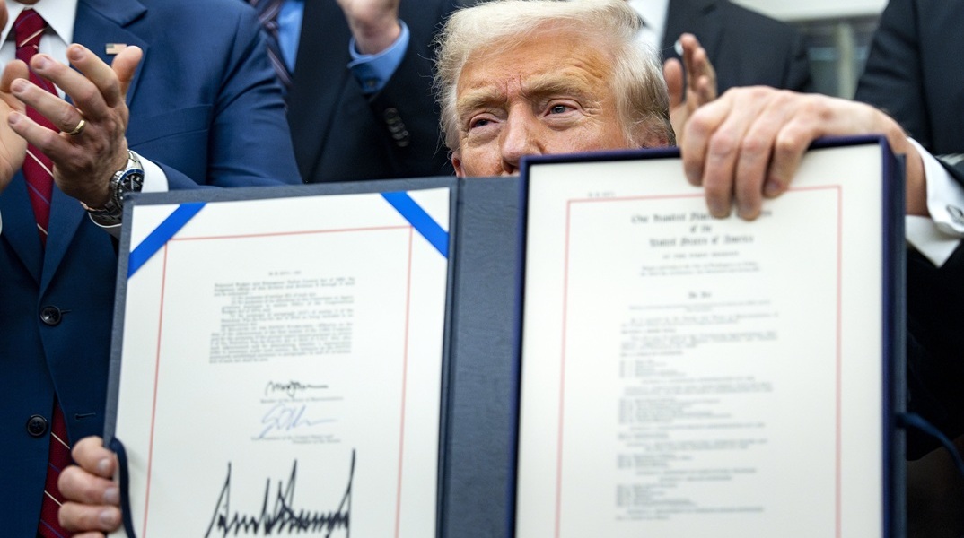 Έληξε το μεγαλύτερο shutdown στην αμερικανική ιστορία - Ο Τραμπ υπέγραψε τη συμφωνία στο Οβάλ Γραφείο