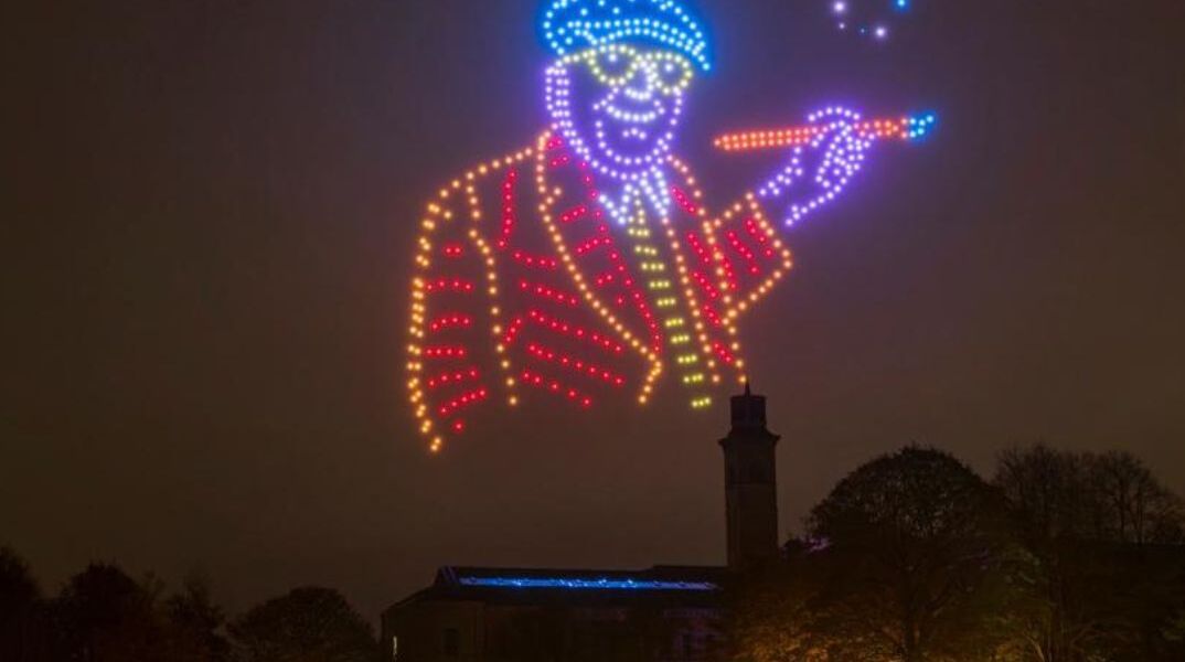 Ο Χόκνεϊ… στον ουρανό: Πάνω από 600 drones «ζωντανεύουν» τα έργα του