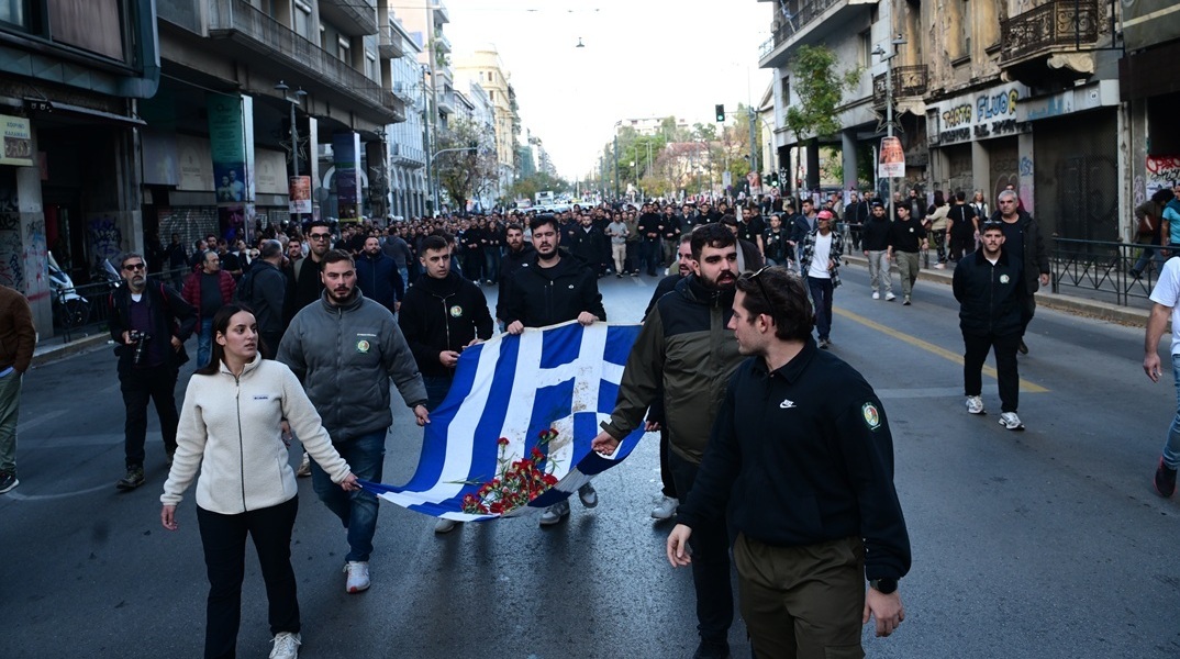 Στην κορυφή της πορείας η αιματοβαμμένη σημαία-σύμβολο του Πολυτεχνείου - Πώς κινούνται τα ΜΜΜ