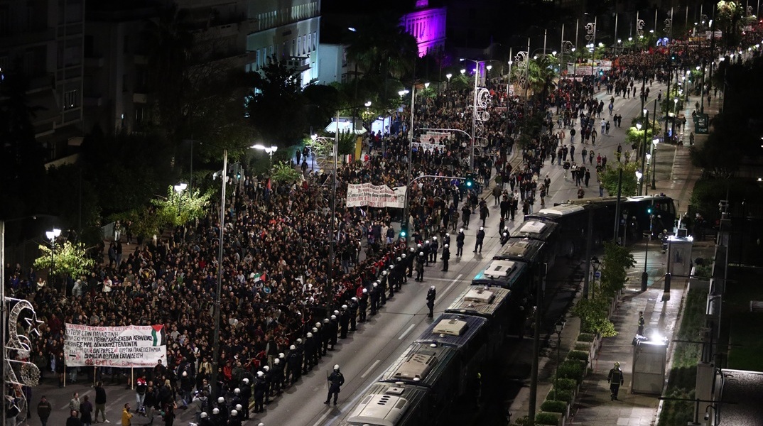 Ολοκληρώθηκε η πορεία για την 52η επέτειο του Πολυτεχνείου - Πάνω από 15.000 οι διαδηλωτές