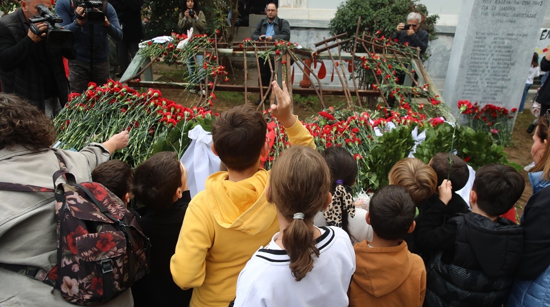 Παιδιά αφήνουν λουλούδια στο Πολυτεχνείο