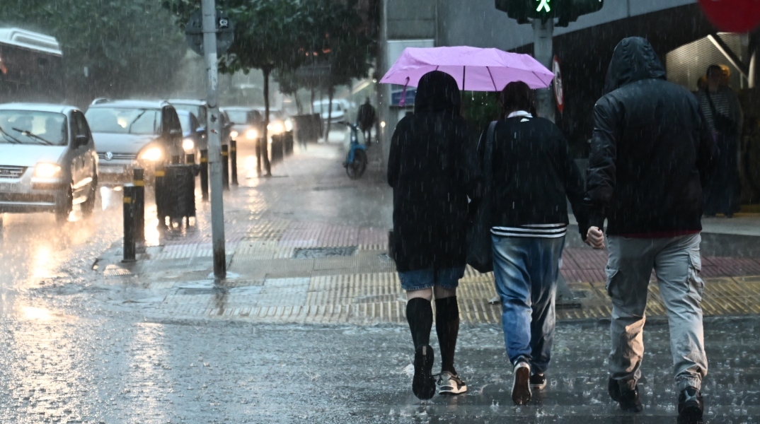 κακοκαιρία, βροχη, περαστικοί