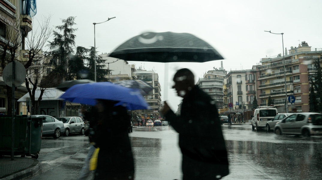 βροχη, περαστικοι, ομπρελες