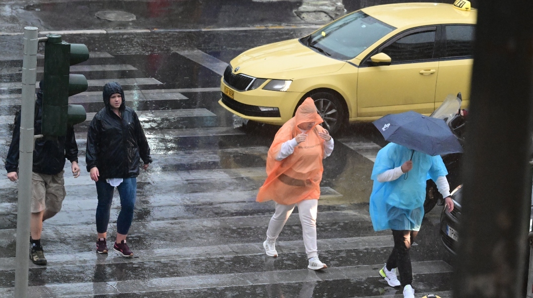 κακοκαιρία, βροχη, περαστικοί