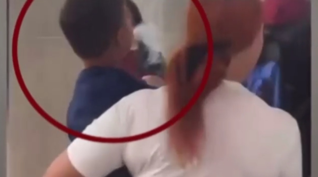 Παιδάκι καπνίζει ηλεκτρονικό τσιγάρο στην αγκαλιά της μητέρας του σταθμό «Μοναστηράκι» - Βίντεο