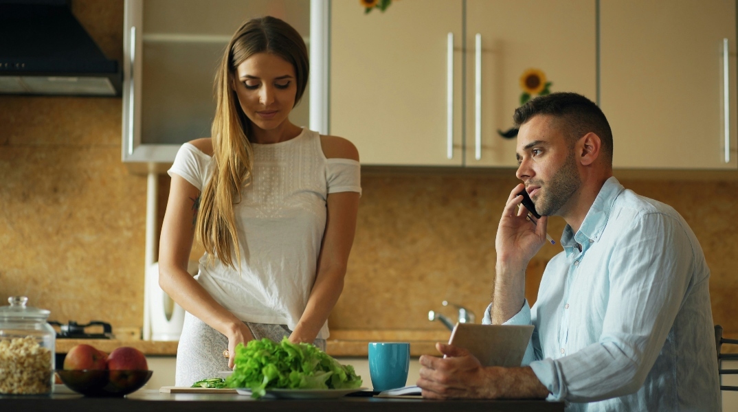 Ποια συνήθεια με το κινητό τηλέφωνο μπορεί να καταστρέψει τη σχέση σας