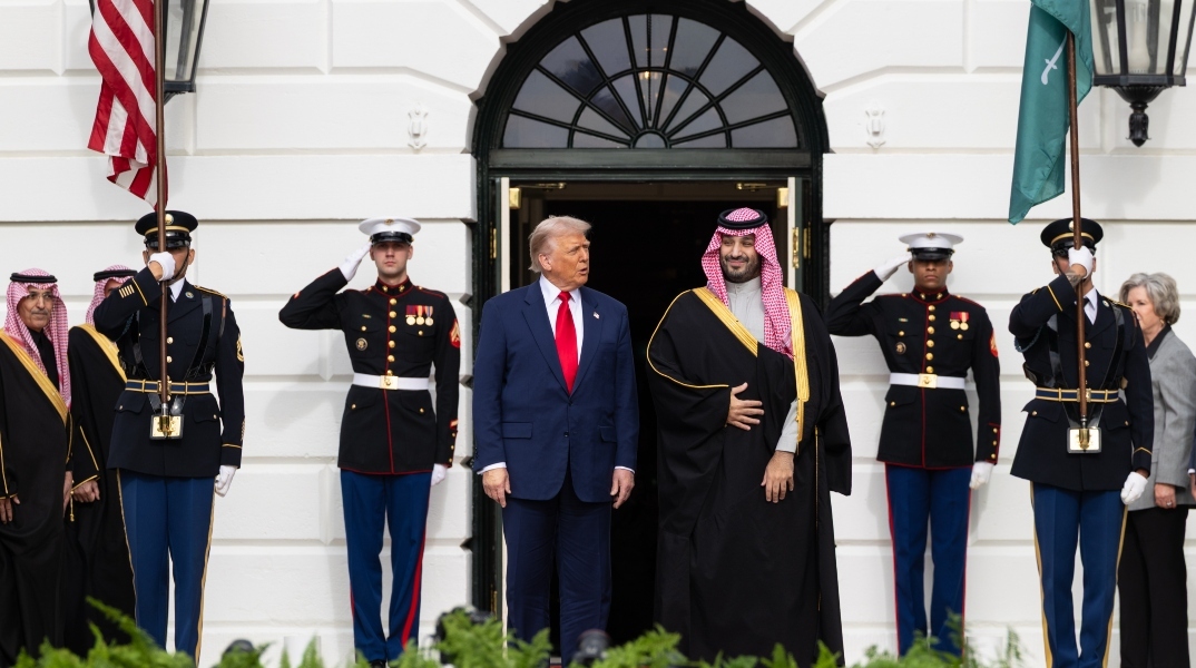 O Ντόναλντ Τραμπ με τον Μοχάμεντ μπιν Σαλμάν στον Λευκό Οίκο