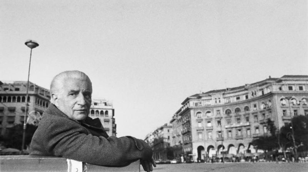 Ο Νίκος Μπακόλας φωτογραφημένος από τον Γιώργο Πούπη για το περιοδικό Πανσέληνος