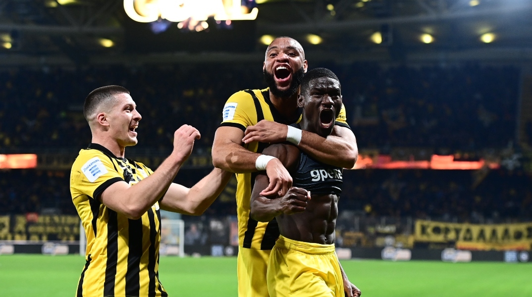 ποδοσφαιριστες πανυγηριζουν