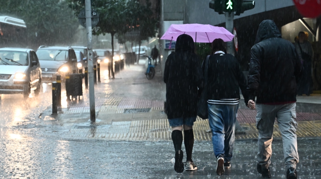 Καιρός αύριο: Τοπικές βροχές, νεφώσεις και πτώση της θερμοκρασίας που δεν ξεπερνά τους 22 βαθμούς