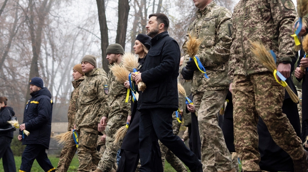 Ο Ζελένσκι με τη σύζυγό του στο μνημείο Γενοκτονίας του Χολοντόμορ στο Εθνικό Μουσείο του Κιέβου 