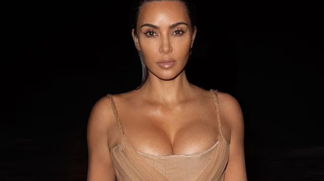 Κιμ Καρντάσιαν: Η Κλόε την αποκαλεί «freak» για τα νυχτερινά, τολμηρά πλάνα