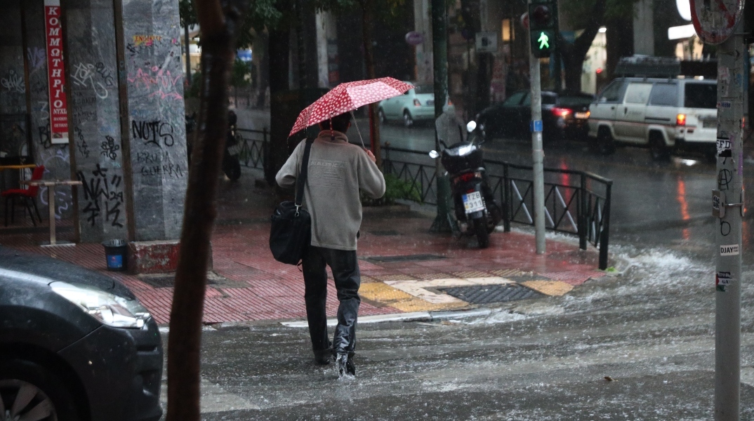 βροχη, περαστικοι, ομπρελες