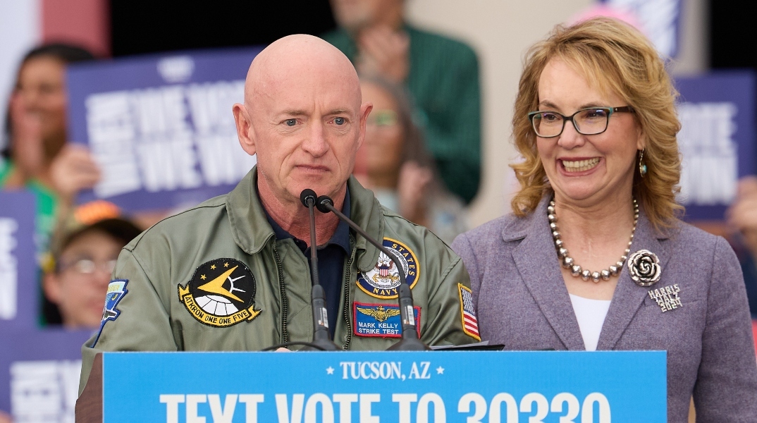 Ο γερουσιαστής Μαρκ Κέλι και η σύζυγός του, Γκάμπι Γκίφορντς 