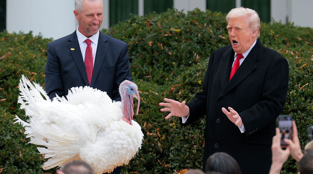 Τραμπ: Με χιούμορ και καρφιά η χάρη στις γαλοπούλες «Gobble» και «Waddle» στον Λευκό Οίκο