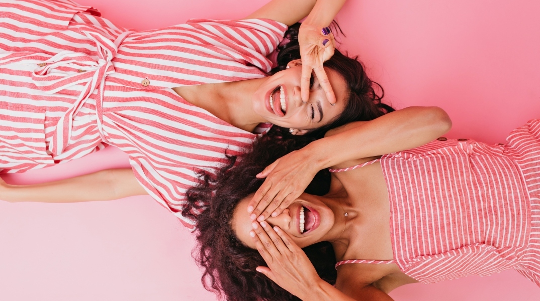 Συγχρονίζονται όντως οι περίοδοι; Το φαινόμενο που διχάζει γενιές γυναικών