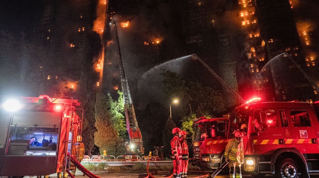 Φρίκη στο Χονγκ Κονγκ: Στους 36 οι νεκροί από τη τεράστια φωτιά σε συγκρότημα κατοικιών