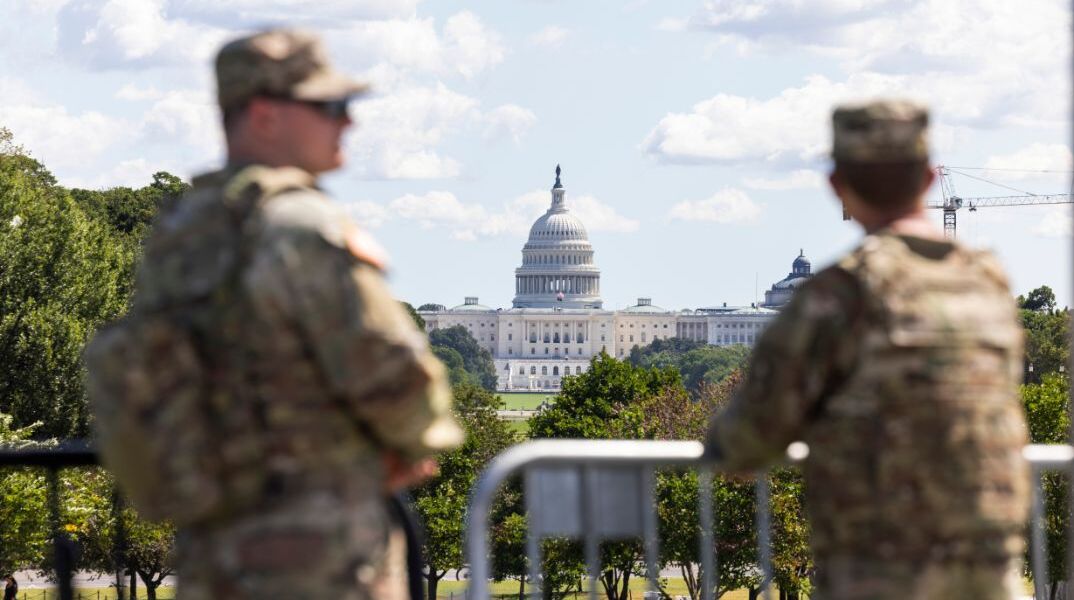 Πυροβολισμοί δύο μελών της Εθνοφρουράς ένα τετράγωνο από τον Λευκό Οίκο