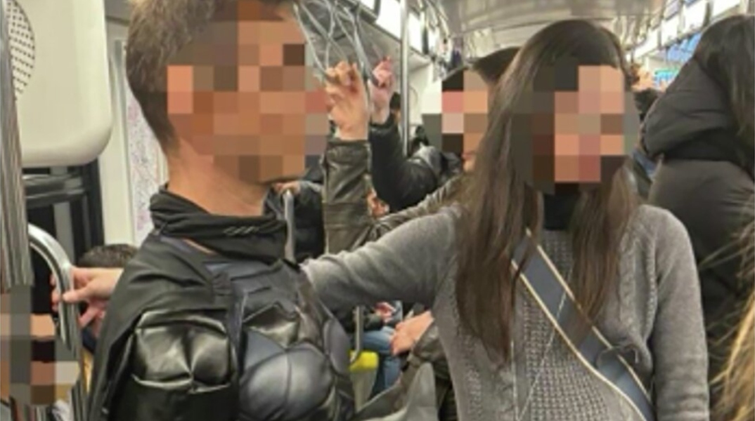 Άνδρας ντυμένος Μπάτμαν σε τρένο 