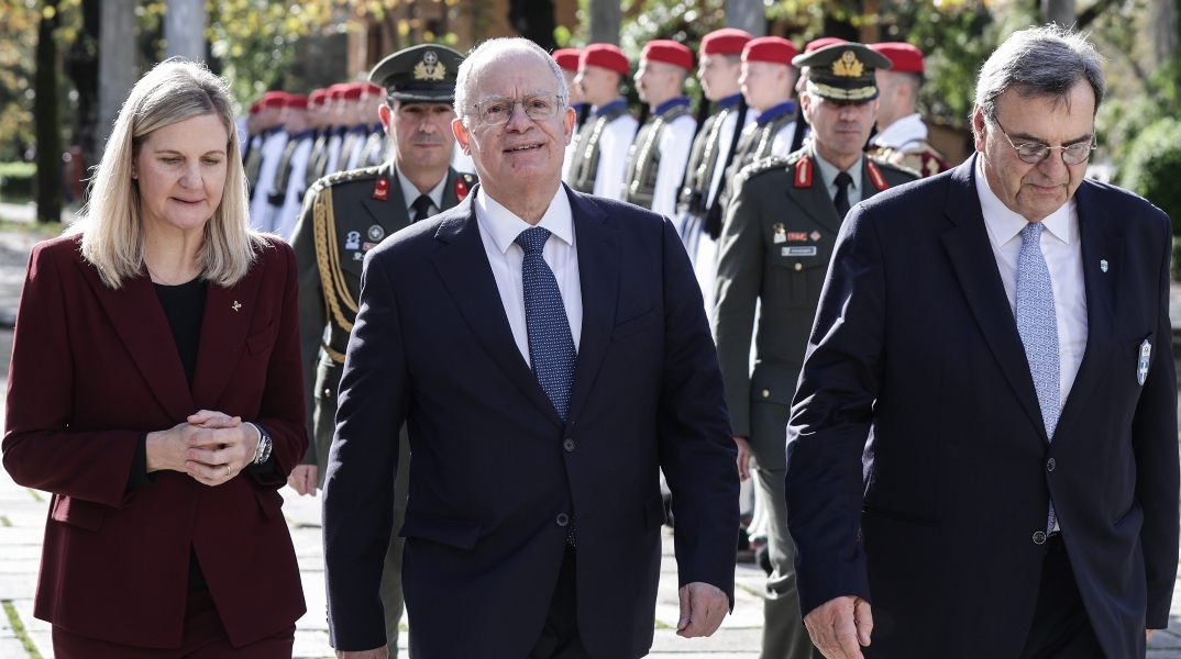 Η πρόεδρος της Διεθνούς Ολυμπιακής Επιτροπής, Κίρστι Κόβεντρι, με τον Πρόεδρος της Δημοκρατίας, Κωνσταντίνο Τασούλα και τον πρόεδρο της Ελληνικής Ολυμπιακής Επιτροπής, Ισίδωρο Κούβελο 