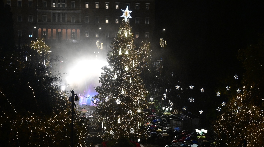 Φωταγωγήθηκε το χριστουγεννιάτικο δέντρο στο Σύνταγμα