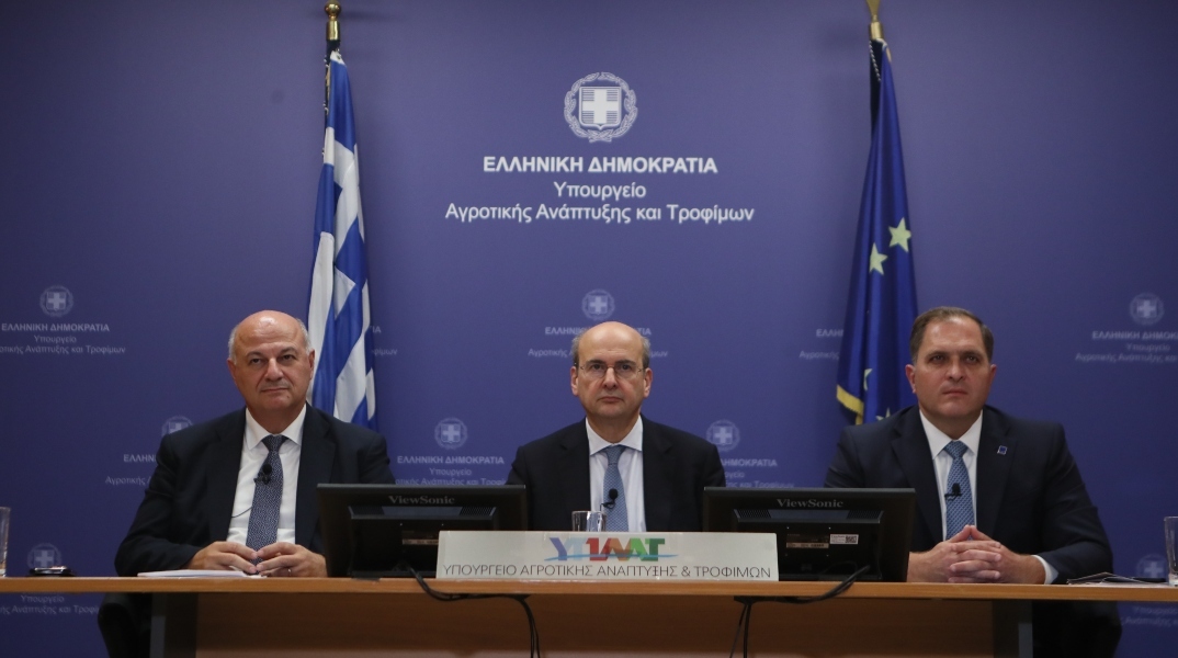 Συνέντευξη τύπου από τον Αντιπρόεδρο της Κυβέρνησης Κωστή Χατζηδάκη, τον Υπουργό Αγροτικής Ανάπτυξης και Τροφίμων Κώστα Τσιάρα και τον Διοικητή της ΑΑΔΕ Γιώργο Πιτσιλή