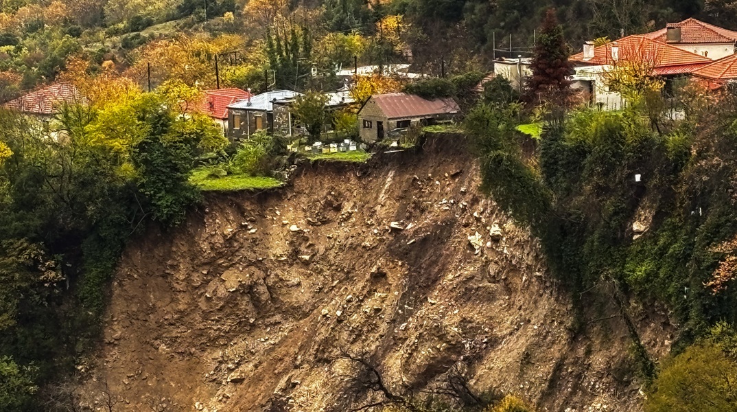 Μεγάλη κατολίσθηση στα Τζουμέρκα από την κακοκαιρία Adel - Σπίτια στο χείλος του γκρεμού