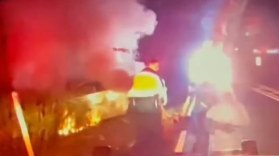 Συγκλονιστική διάσωση στο Νιού Τζέρσεϊ: Αστυνομικοί σώζουν οδηγό από φλεγόμενο αυτοκίνητο 