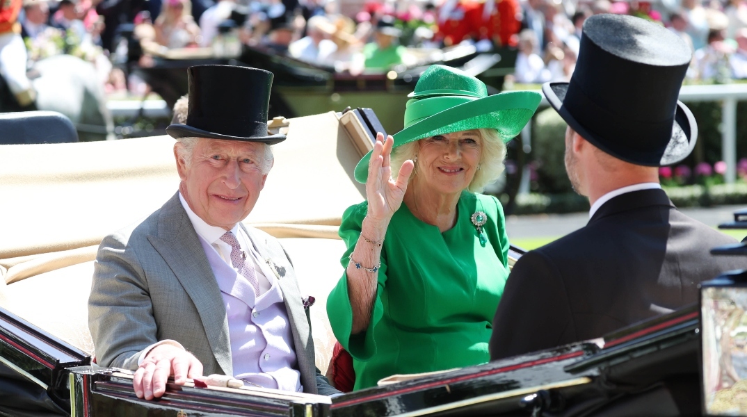 Ο βασιλιάς Κάρολος και η βασίλισσα Καμίλα στο Άσκοτ της Βρετανίας