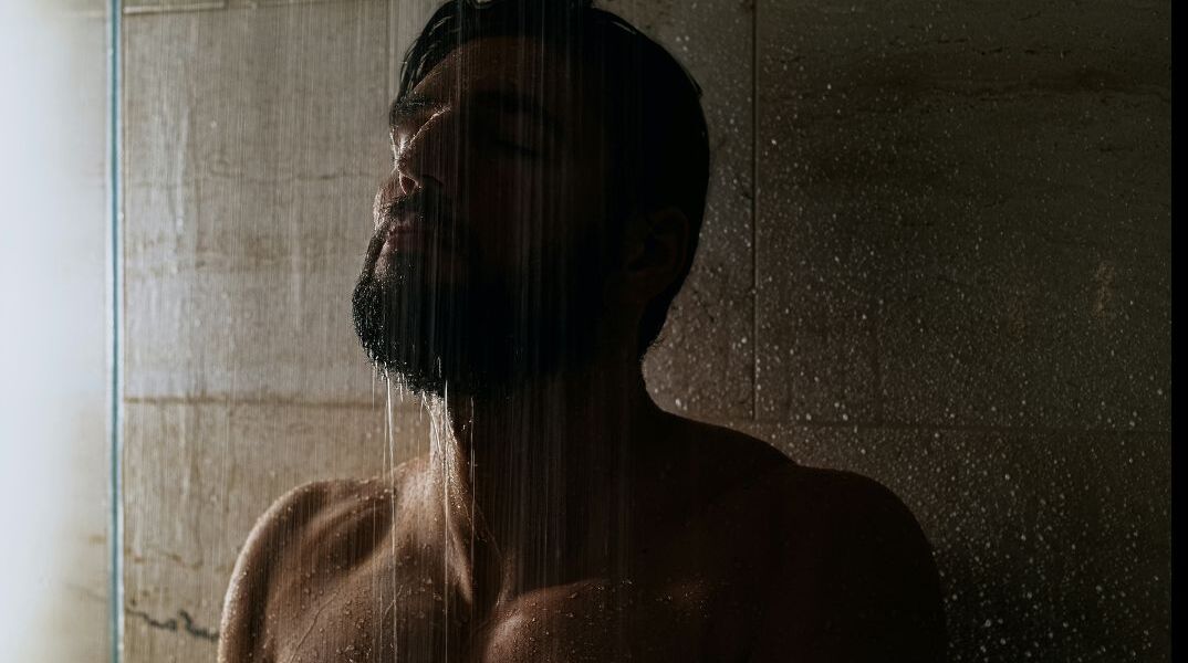 Οι καυτές ντουζιέρες μπορεί να χαλάσουν το δέρμα και τα μαλλιά 