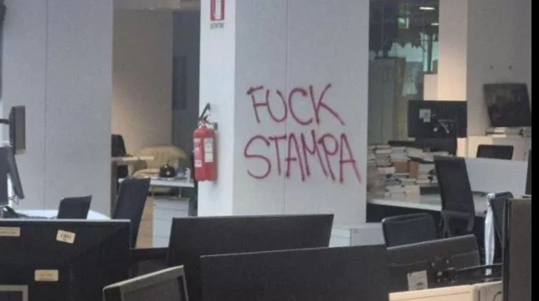 Επίθεση στην «La Stampa»: Καταδίκη από τη συντακτική ομάδα και μήνυμα υπεράσπισης της ελευθερίας του Τύπου