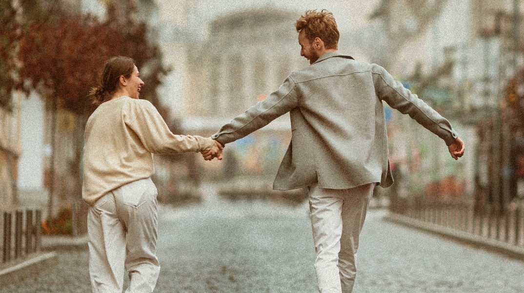 Τι κρύβεται πραγματικά πίσω από τα daddy issues και πώς επηρεάζουν τη ζωή σας