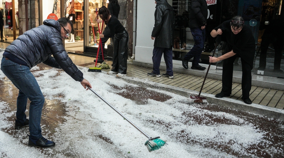 Έντονη χαλαζόπτωση έπληξε το νησί της Λέσβου με αποτέλεσμα να δημιουργηθούν πλημμυρικά φαινόμενα στη πόλη της Μυτιλήνης
