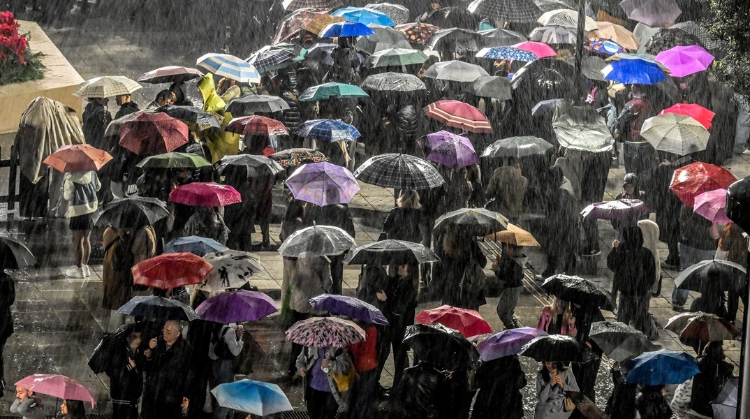 Επελαύνει η κακοκαιρία Adel: Άνοιξαν οι ουρανοί στην Αττική - Μέχρι πότε θα συνεχίζονται τα έντονα φαινόμενα