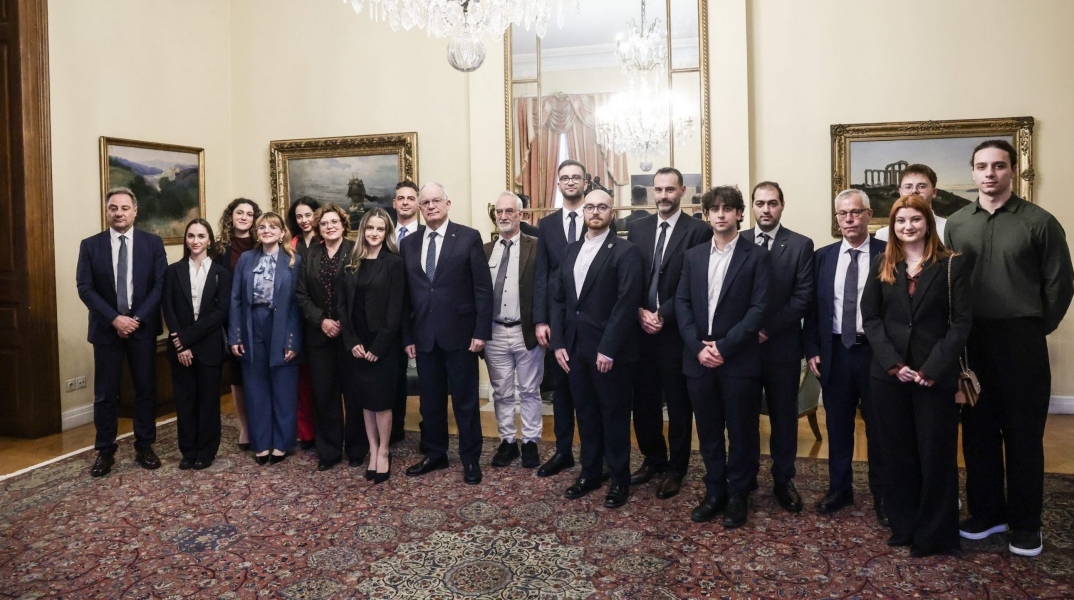 Παρίσι: Συναντηση Τασούλα με φοιτητές του Πανεπιστήμιου Ιωαννίνων που κέρδιαν το χρυσό μετάλλιο σε διεθνή διαγωνισμό βιολογίας 