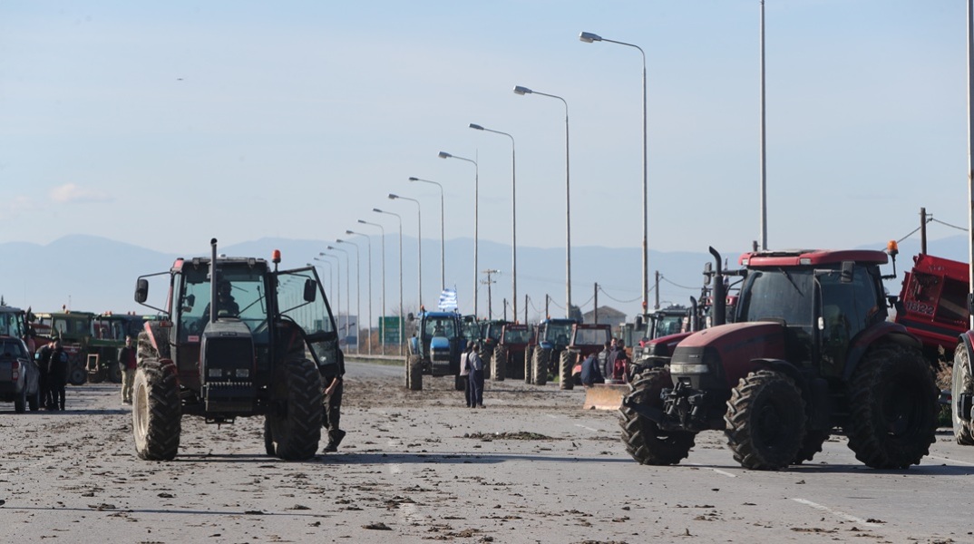 Στα διόδια Μαλγάρων οι αγρότες - Κλειστή η εθνική οδός και στα δύο ρεύματα