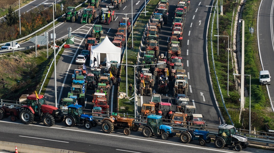 Ενισχύονται τα αγροτικά μπλόκα σε όλη την Ελλάδα - Πού έχει διακοπεί η κυκλοφορία