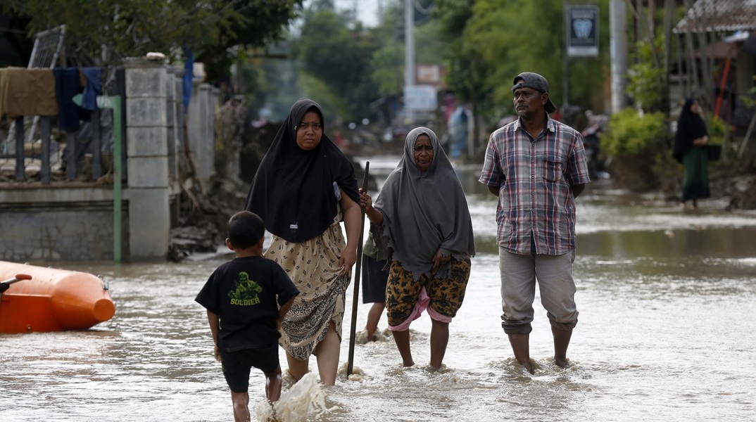 Βιβλικές πλημμύρες στην ΝΑ Ασία: Πάνω από 1.200 οι νεκροί σε Ινδονησία και Σρι Λάνκα 